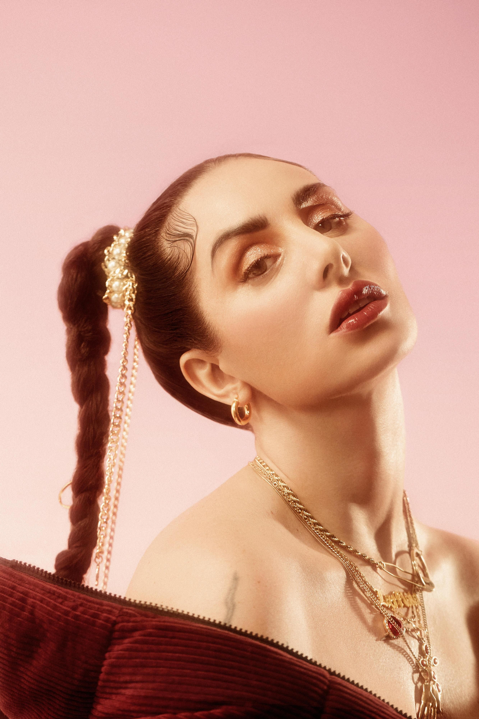 La artista sevillana, en el retrato que ilustra la portada de su libro.