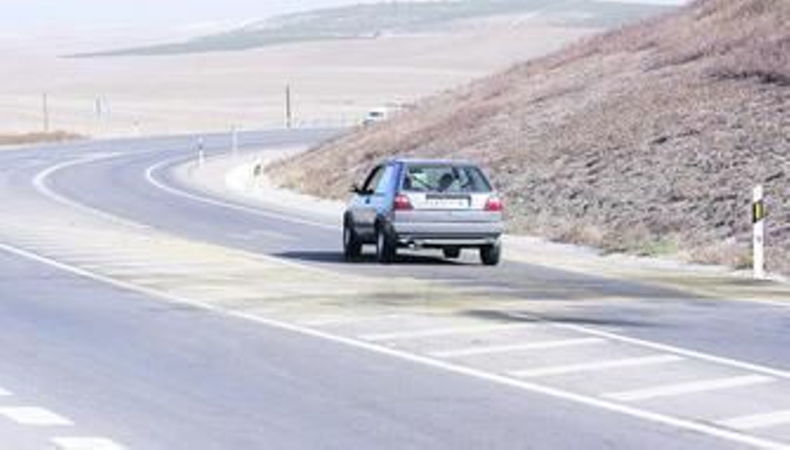 Vista del punto kilométrico donde se produjo el accidente ayer.
