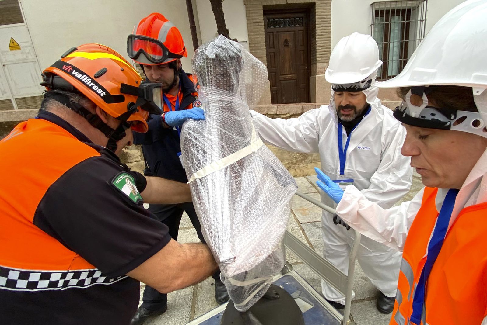 Equipos de emergencia poniendo a salvo una escultura.