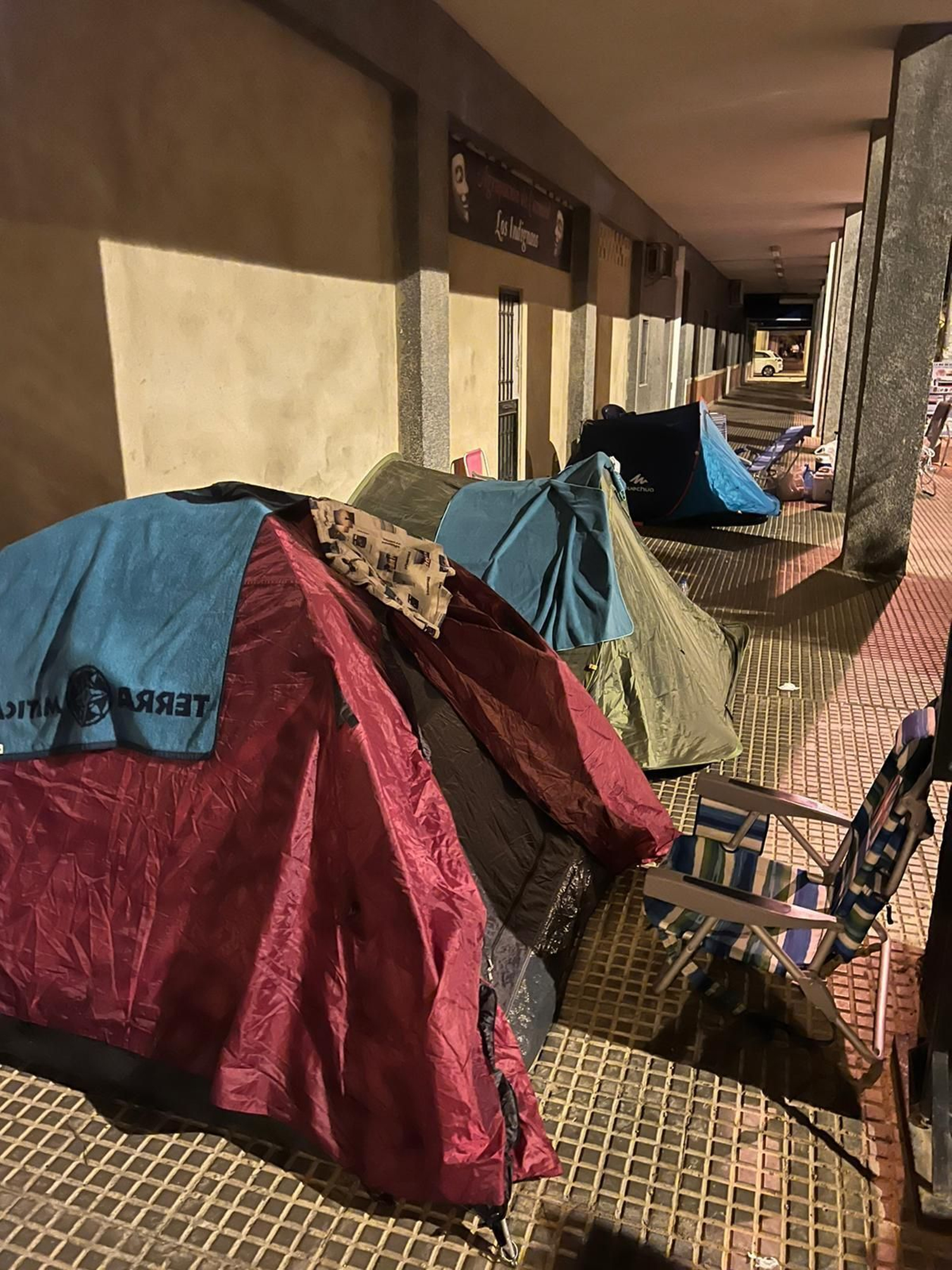 Tiendas de campaña de los primeros en llegar Tiendas de campaña de los primeros en llegar