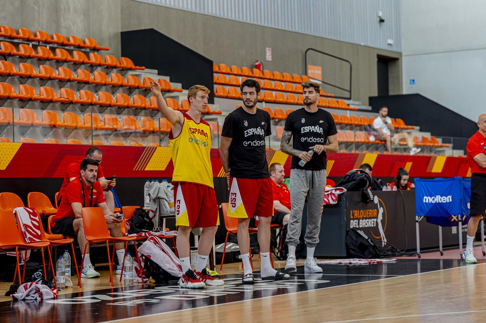 Alberto Díaz, con los lesionados Abrines y Juancho.