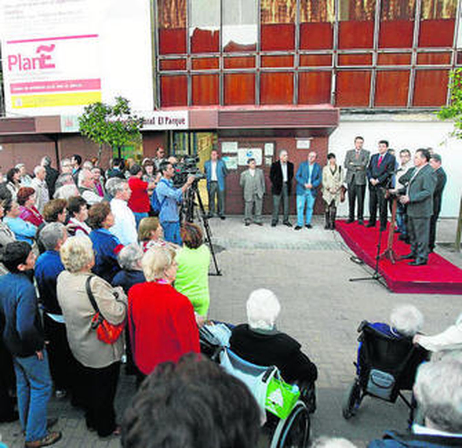 Vecinos y autoridades, durante la inauguración.
