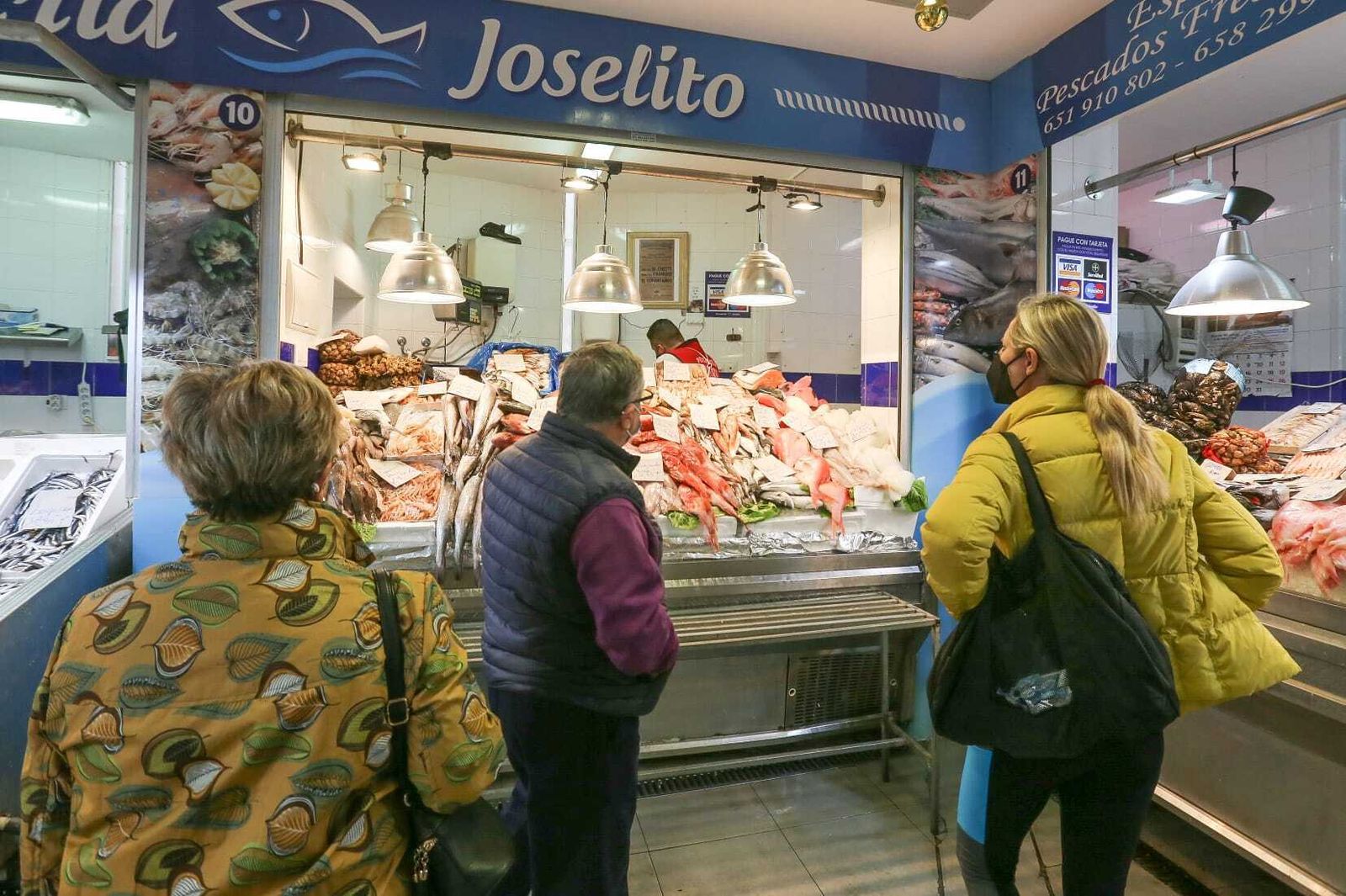 Clientes en un puesto del Mercado de San Antonio en San Fernando.