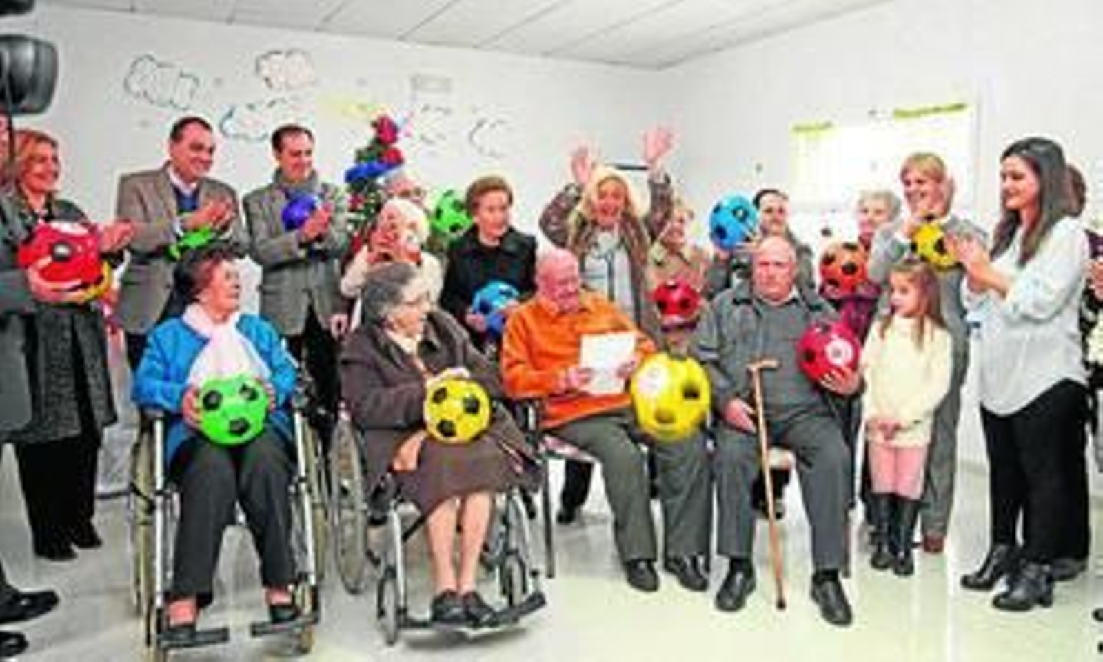 Arriba, los abuelos ayer con los balones para la campaña de los Reyes Magos. Abajo, una de las salas de la nueva sede.