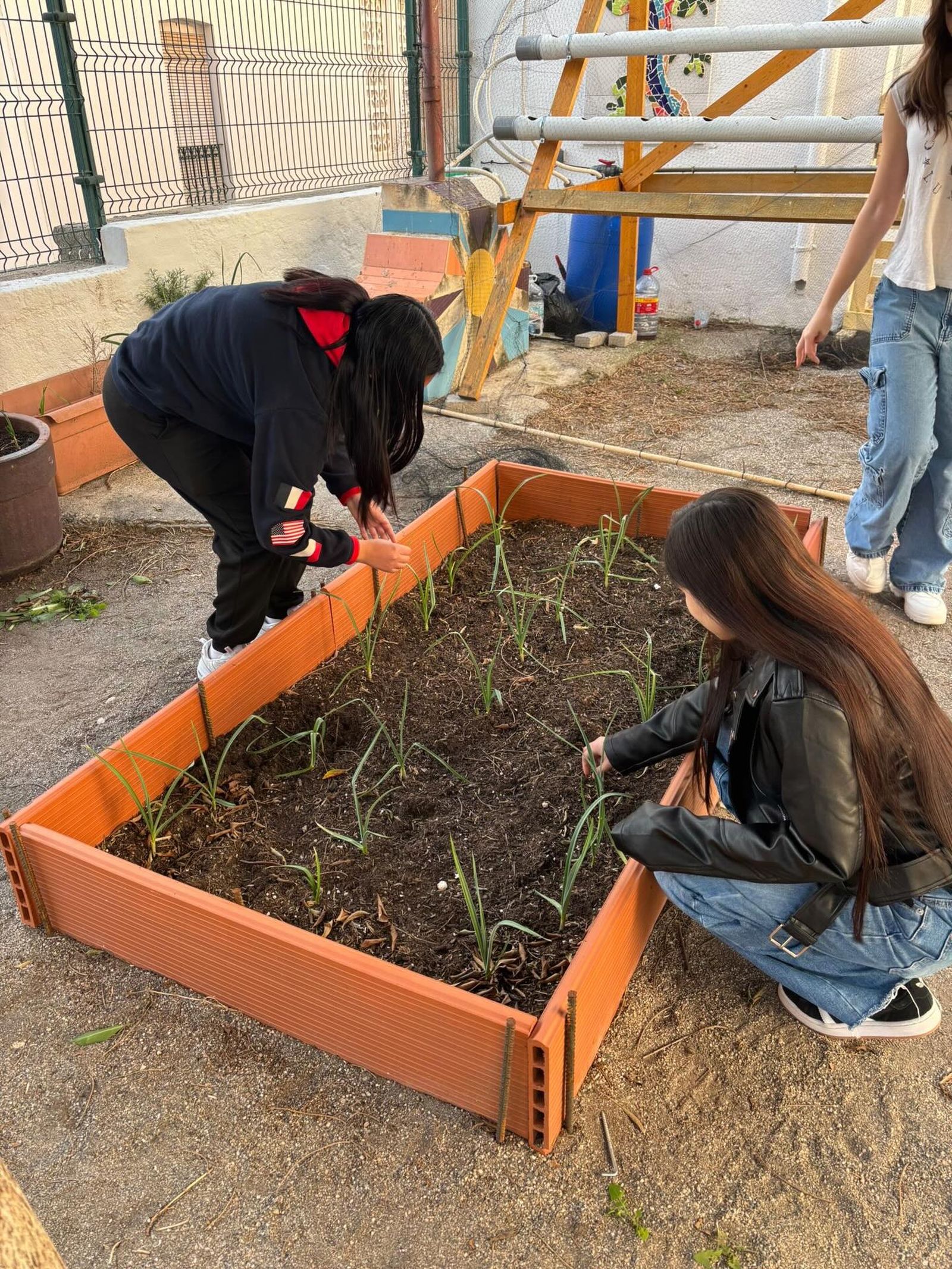 Alumnas en el ecohuerto.