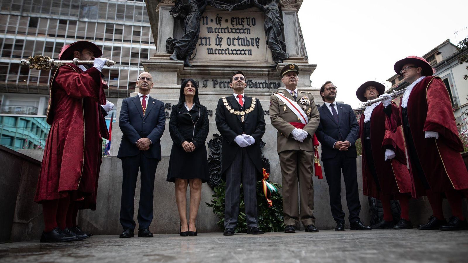 Ofrenda ante el monumento de Isabel la Católica.