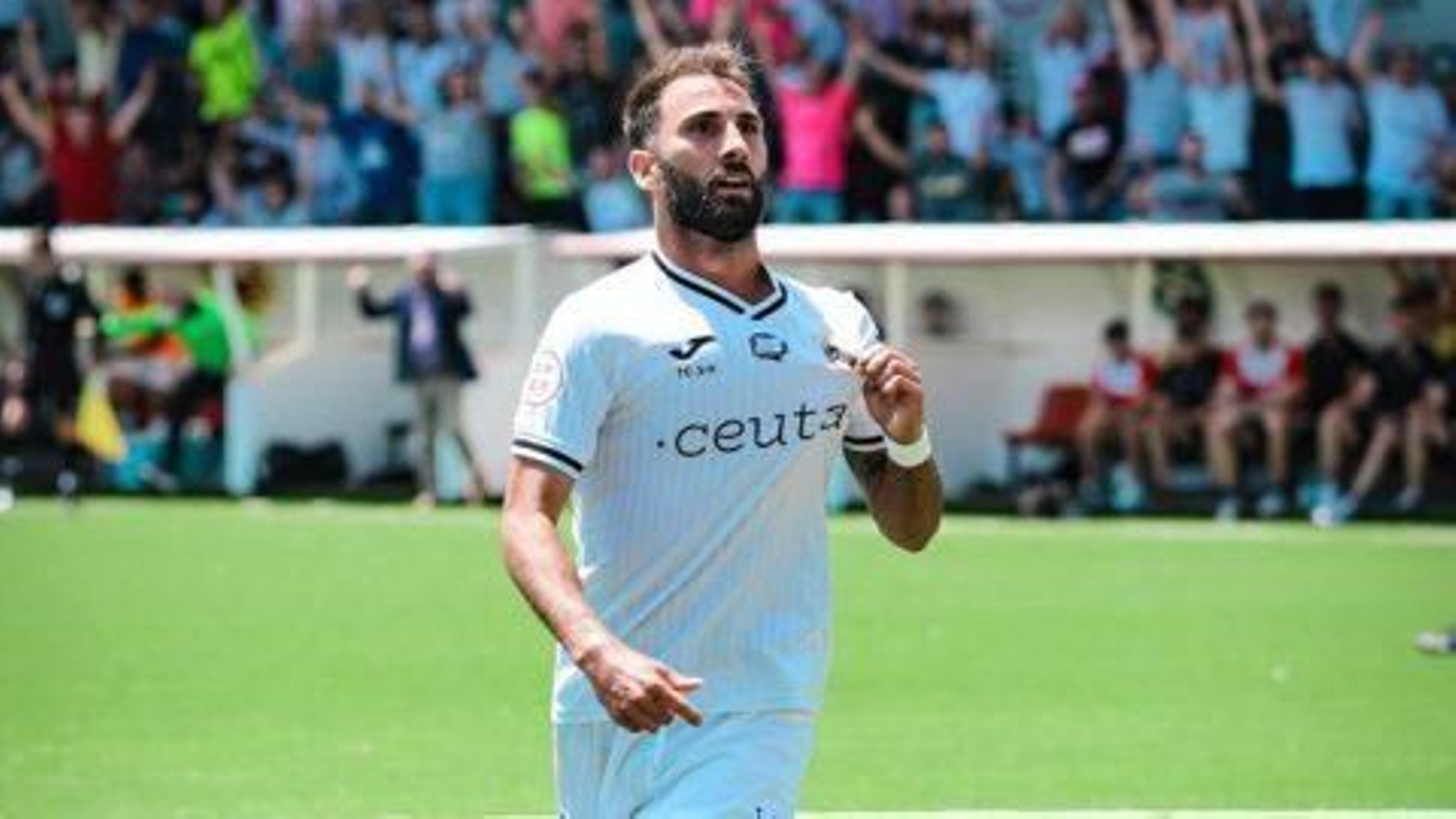 Pito Camacho celebra un gol con la AD Ceuta