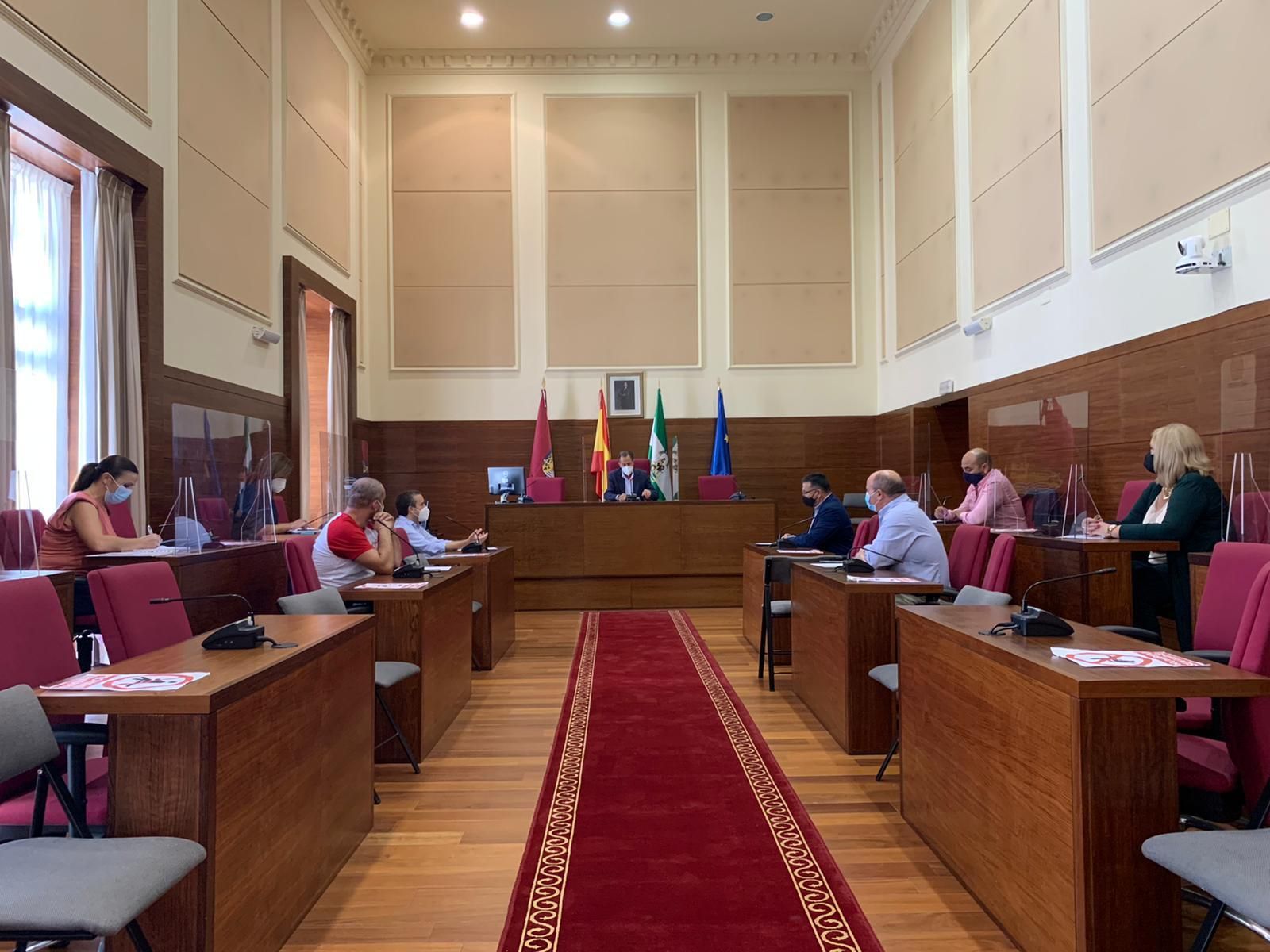 Reunión mantenida en la mañana de hoy miércoles entre representantes municipales y de los empresarios con responsables de la empresa Endesa.
