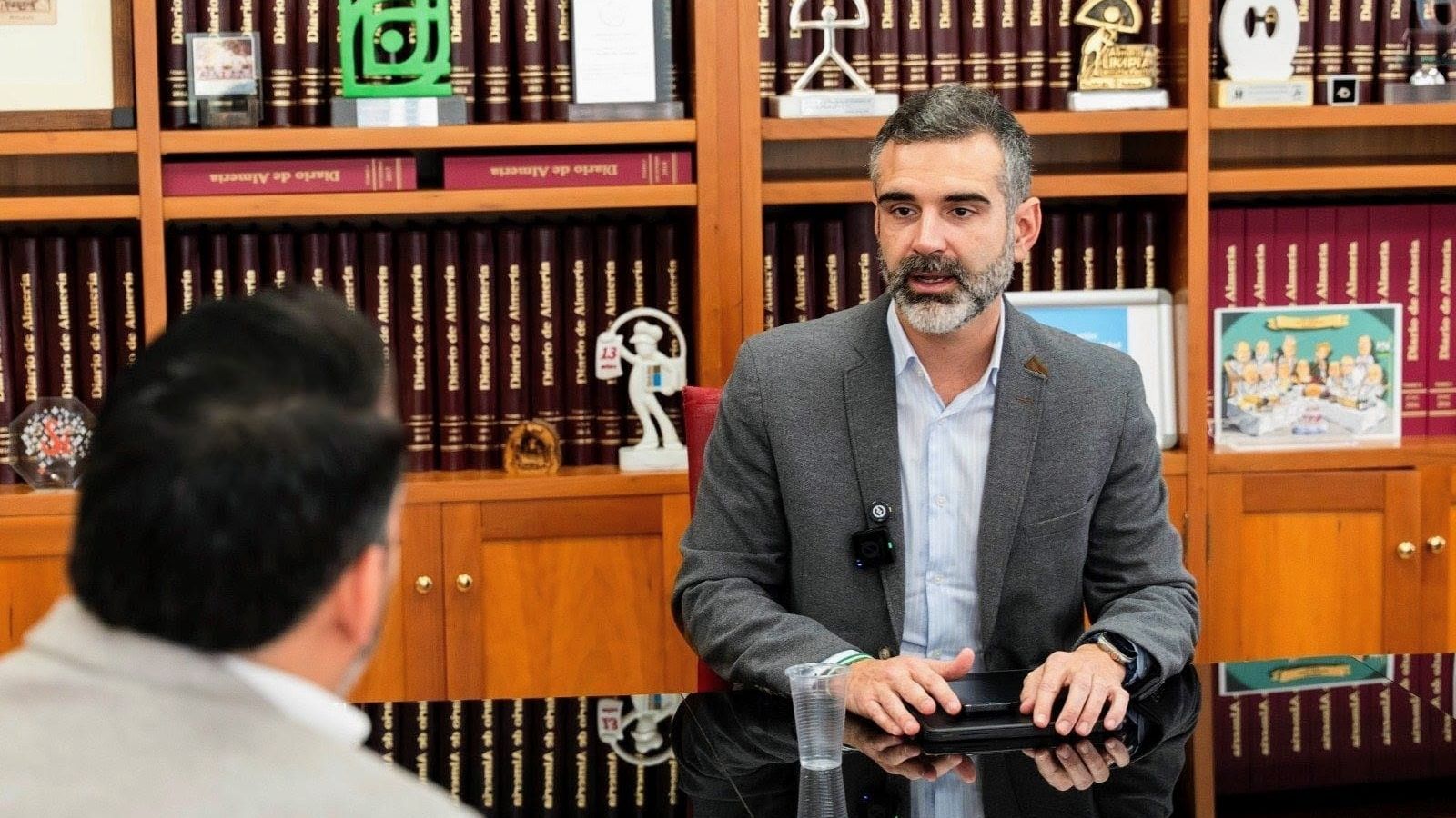 Ramón Fernández-Pacheco durante la entrevista en la redacción de Diario de Almería