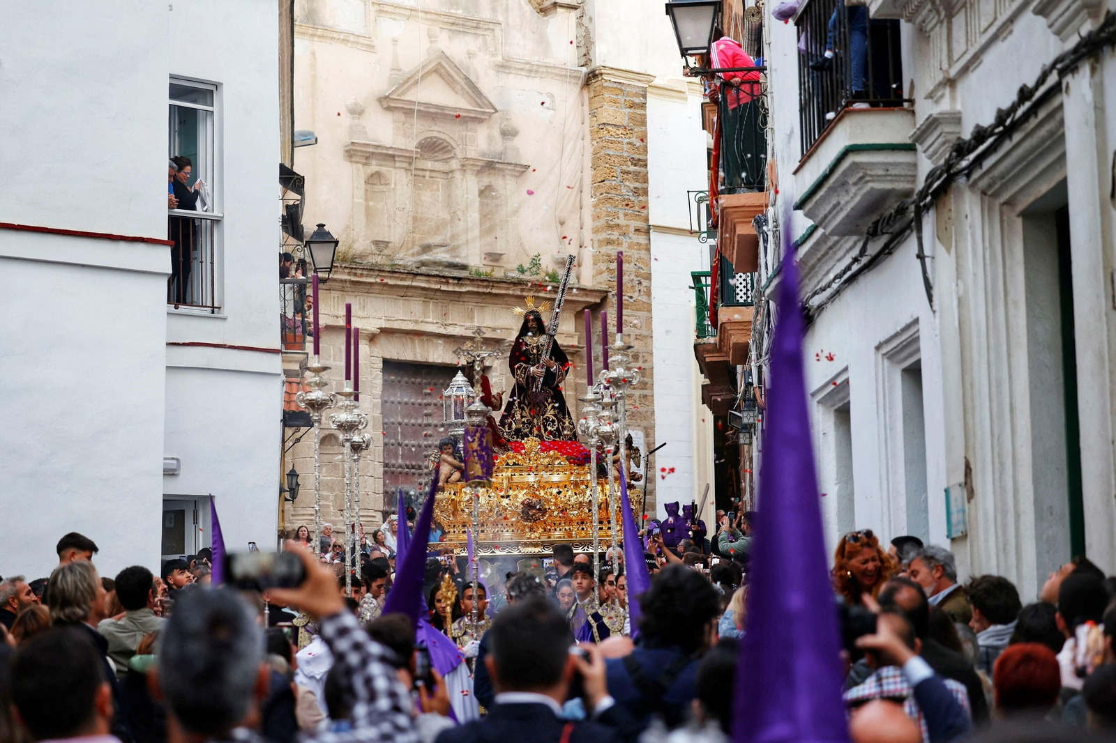 Imágenes de la cofradía del Nazareno de Santa María en la Semana Santa de Cádiz 2023