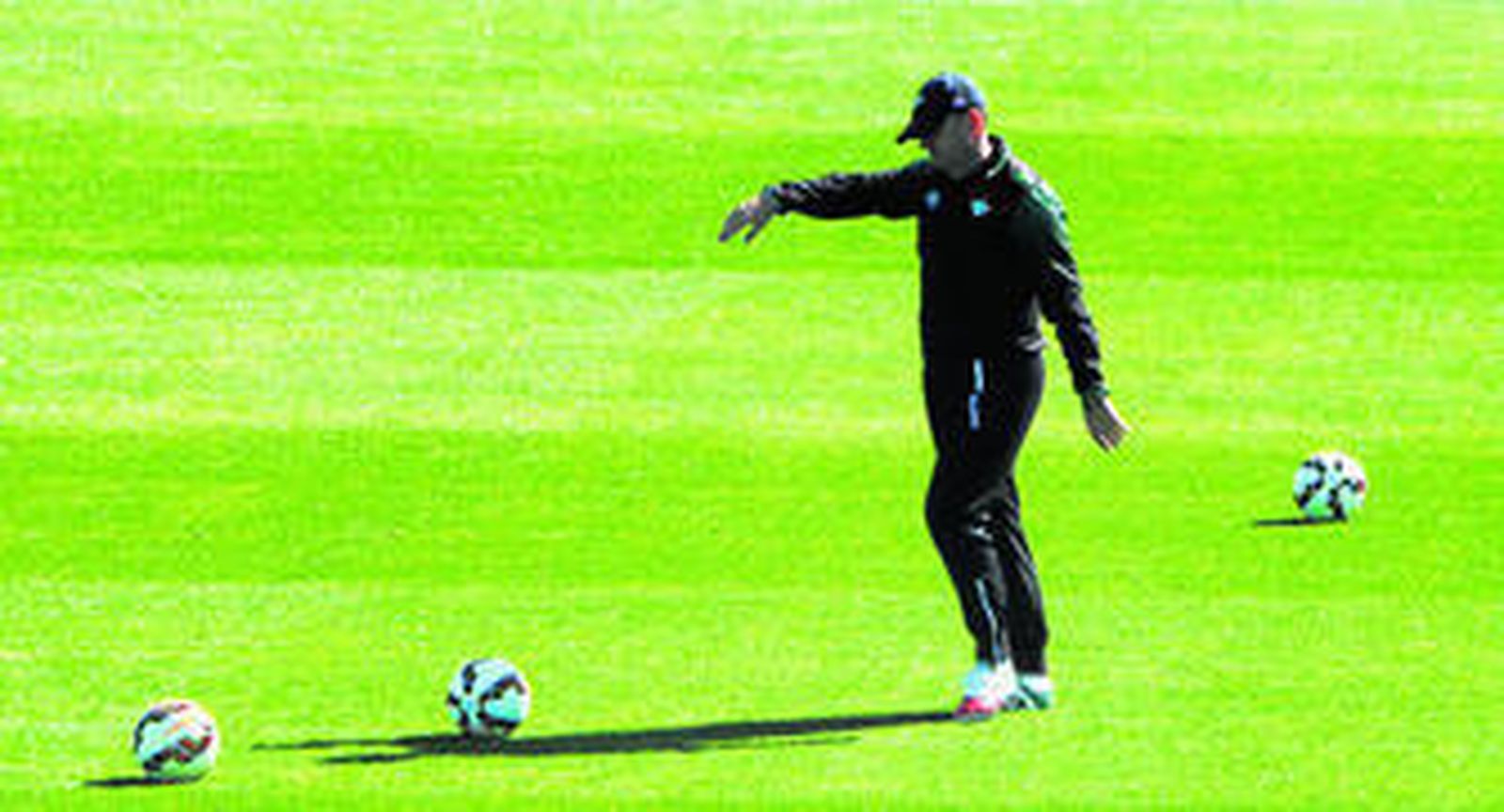 Pepe Mel se dispone a golpear el balón durante un entrenamiento.