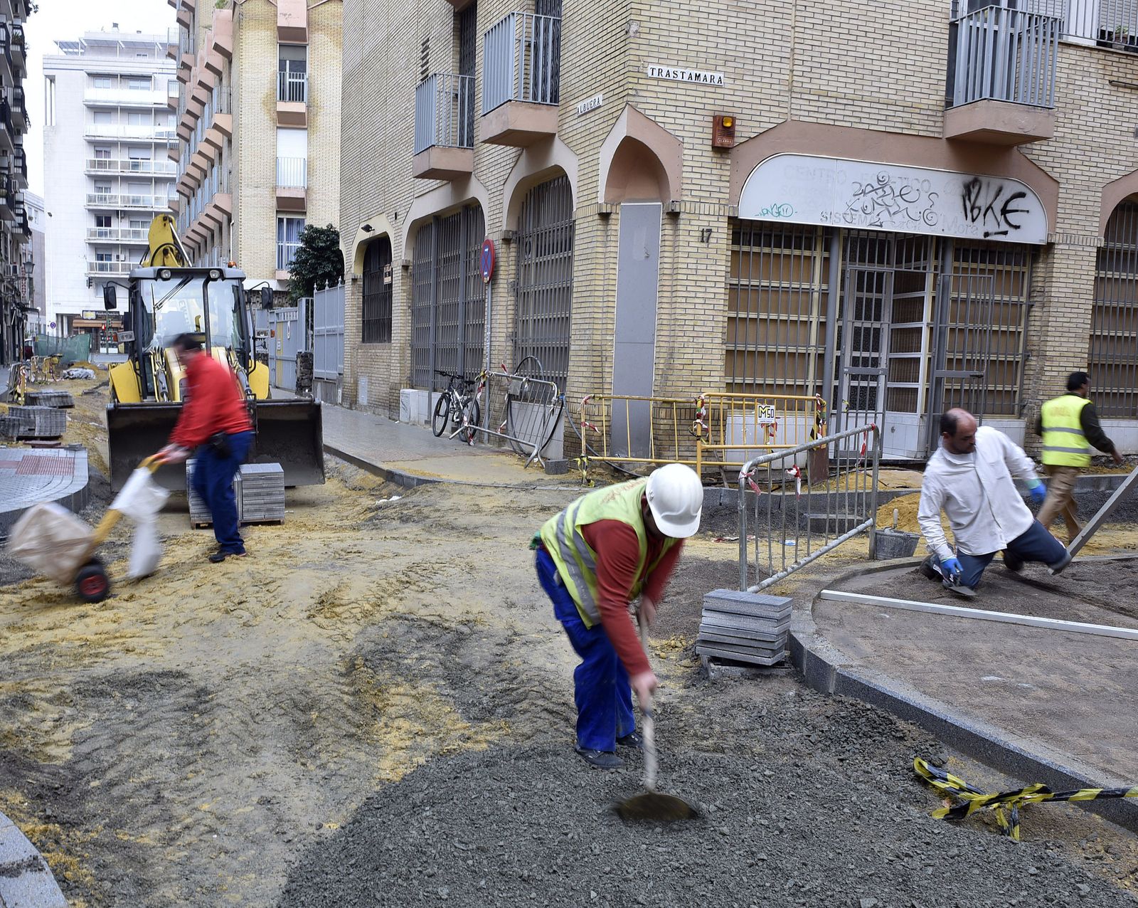 Unos obreros trabajan en la remodelación de una calle de Sevilla.