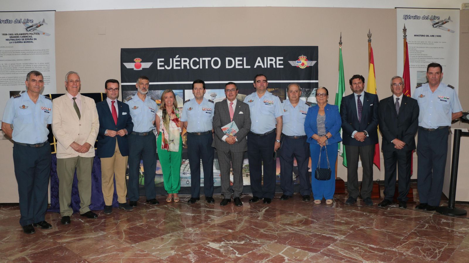 El presidente del Mercantil con los mandos militares en la inauguración de la exposición sobre la historia de la aviación militar española.