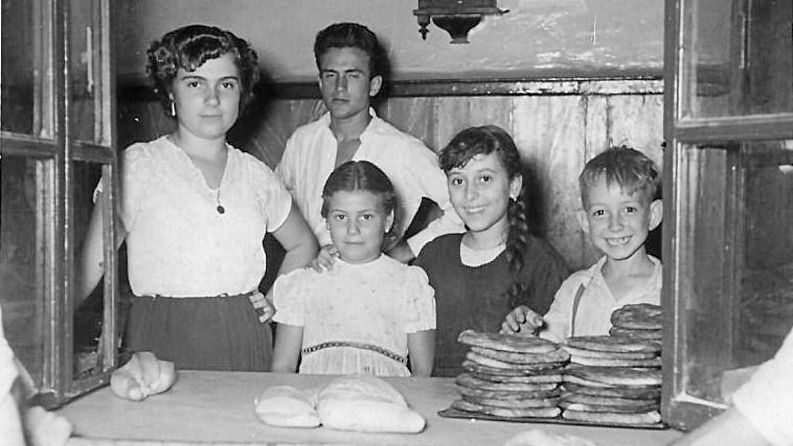 Pepi Mayo, en su juventud en la panadería familiar.