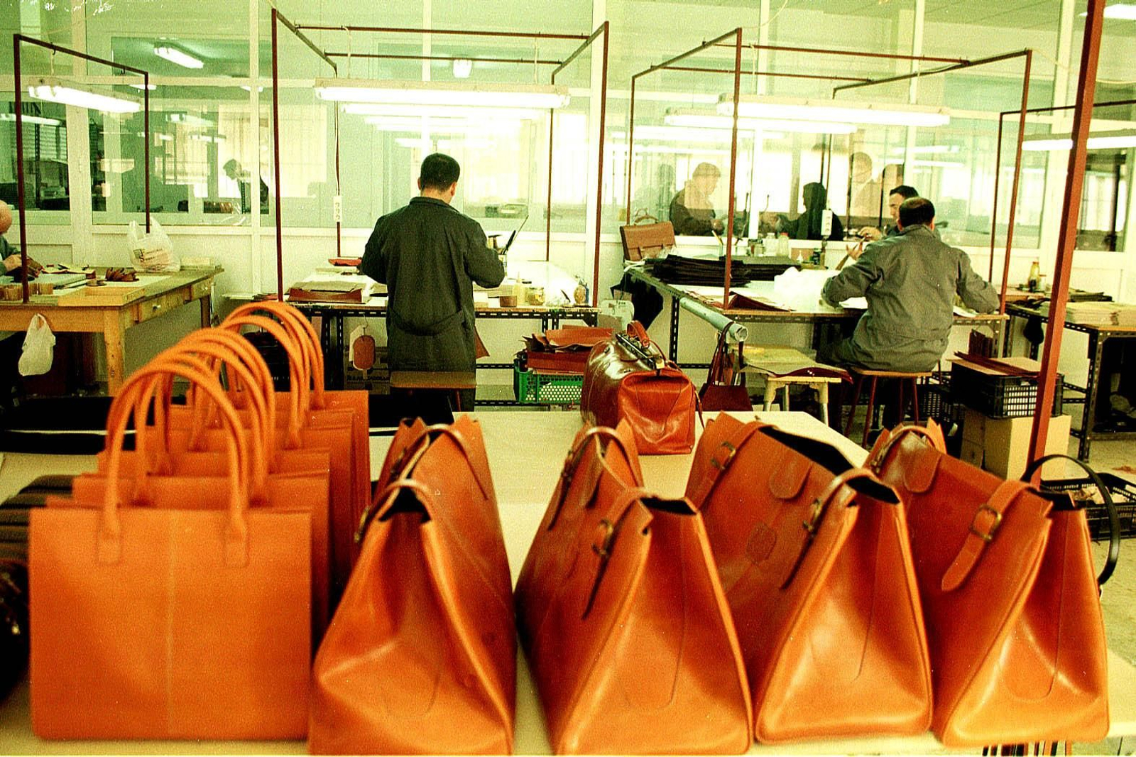 Una firma marroquinera creando bolsos.