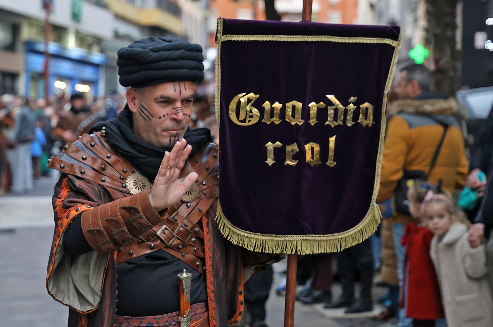Imágenes del Heraldo Real anunciando la llegada de los Reyes Magos a Huelva
