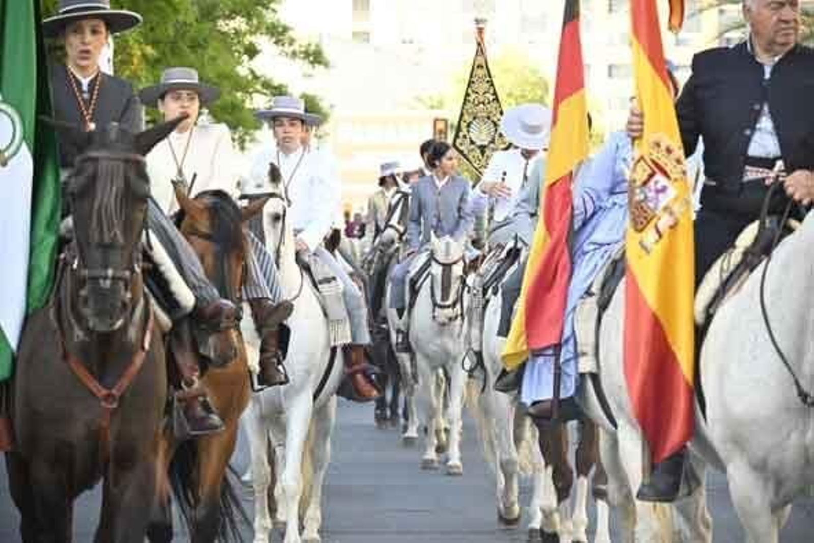 Las mejores imágenes de los peregrinos en la salida de Emigrantes
