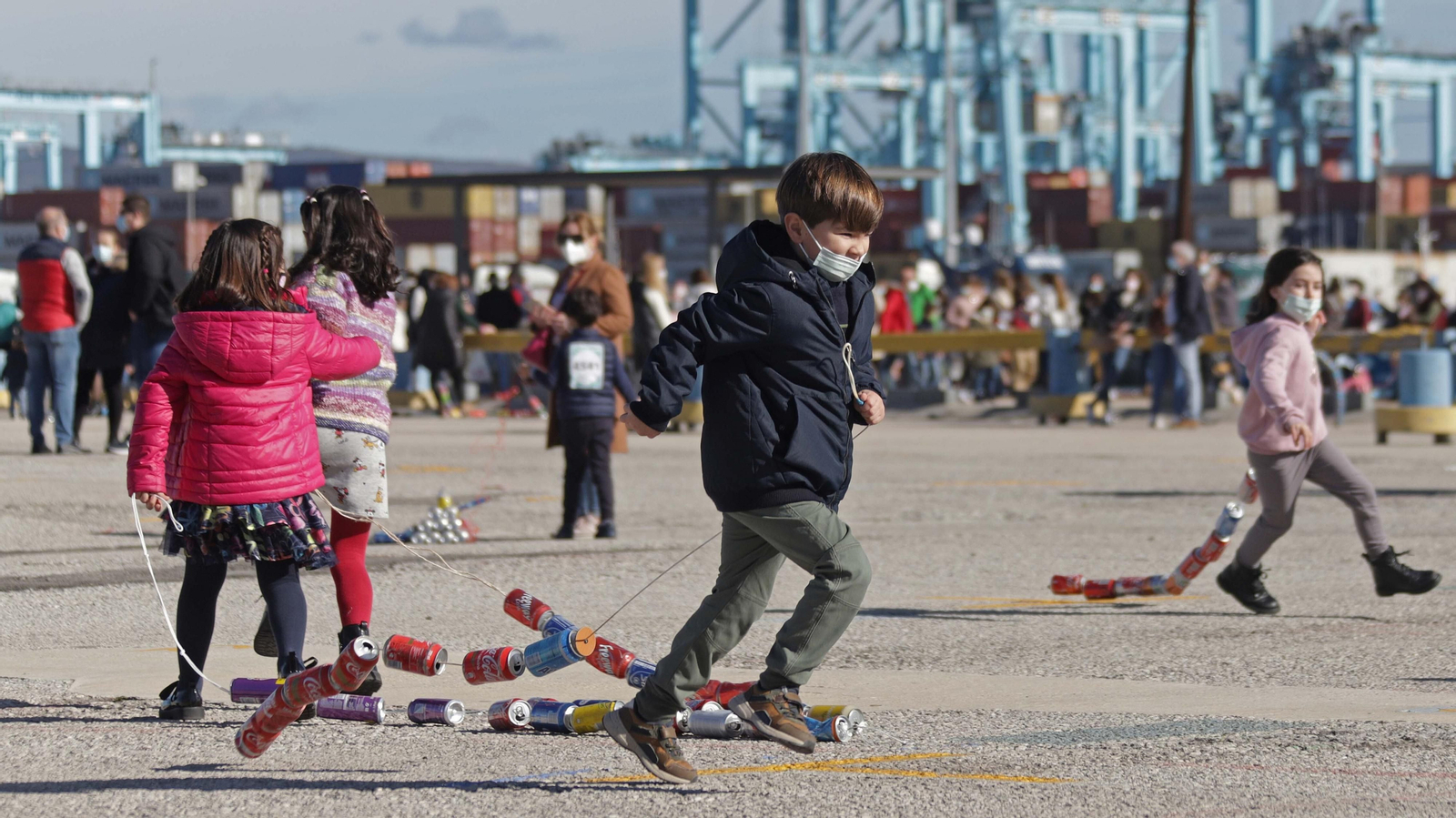 Los más pequeños arrastran latas y lucen sus creaciones más originales