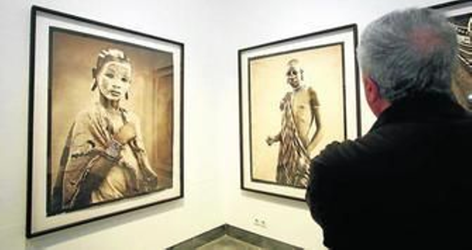 Un visitante contempla dos de las oberas de Isabel Muñoz expuestas en la muestyra 'Etiopía', dentro del festival Latitudes 2015. Un visitante contempla dos de las oberas de Isabel Muñoz expuestas en la muestyra 'Etiopía', dentro del festival Latitudes 2015.