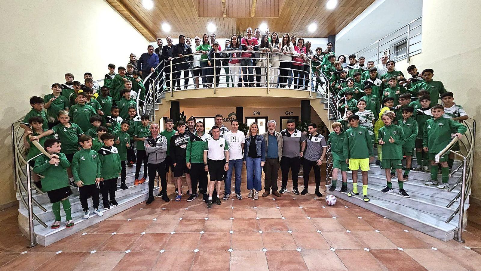 Jugadores y técnicos de la ADP Parador en el hotel de concentración.