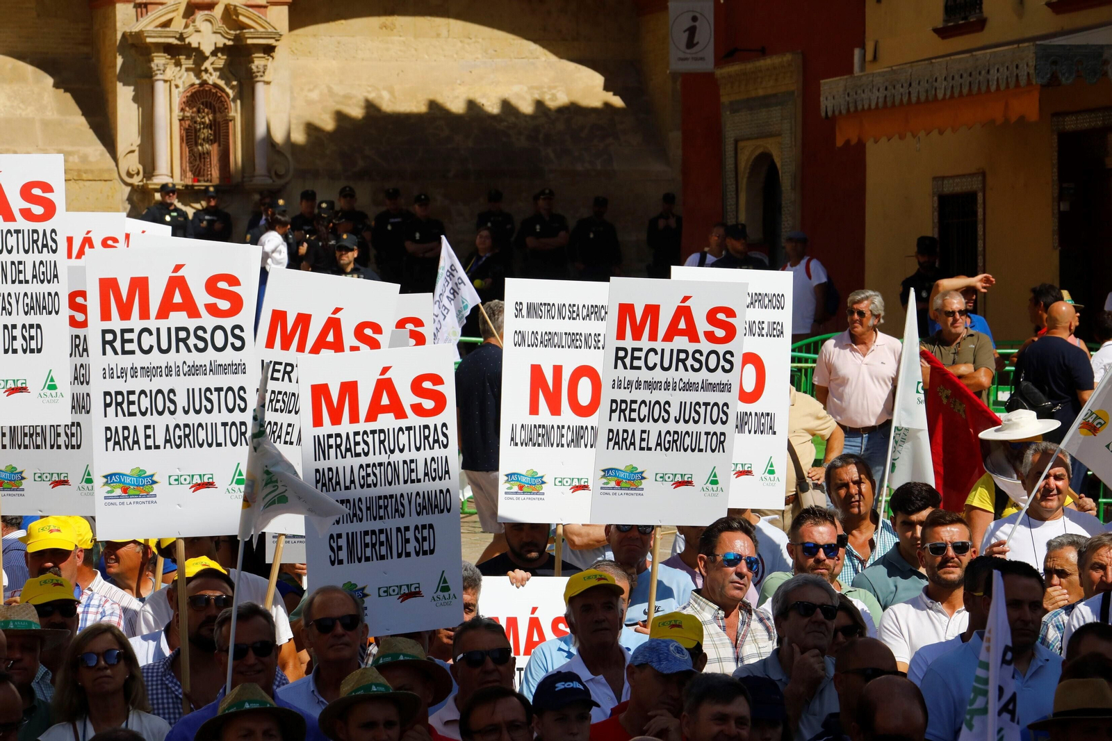 La protesta del sector agrario contra las políticas de la UE en Córdoba, en imágenes