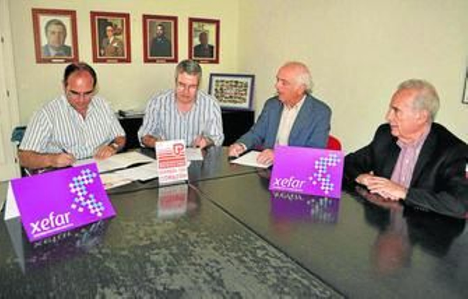 Un momento de la firma del convenio entre Cáritas y 'Xefar'.