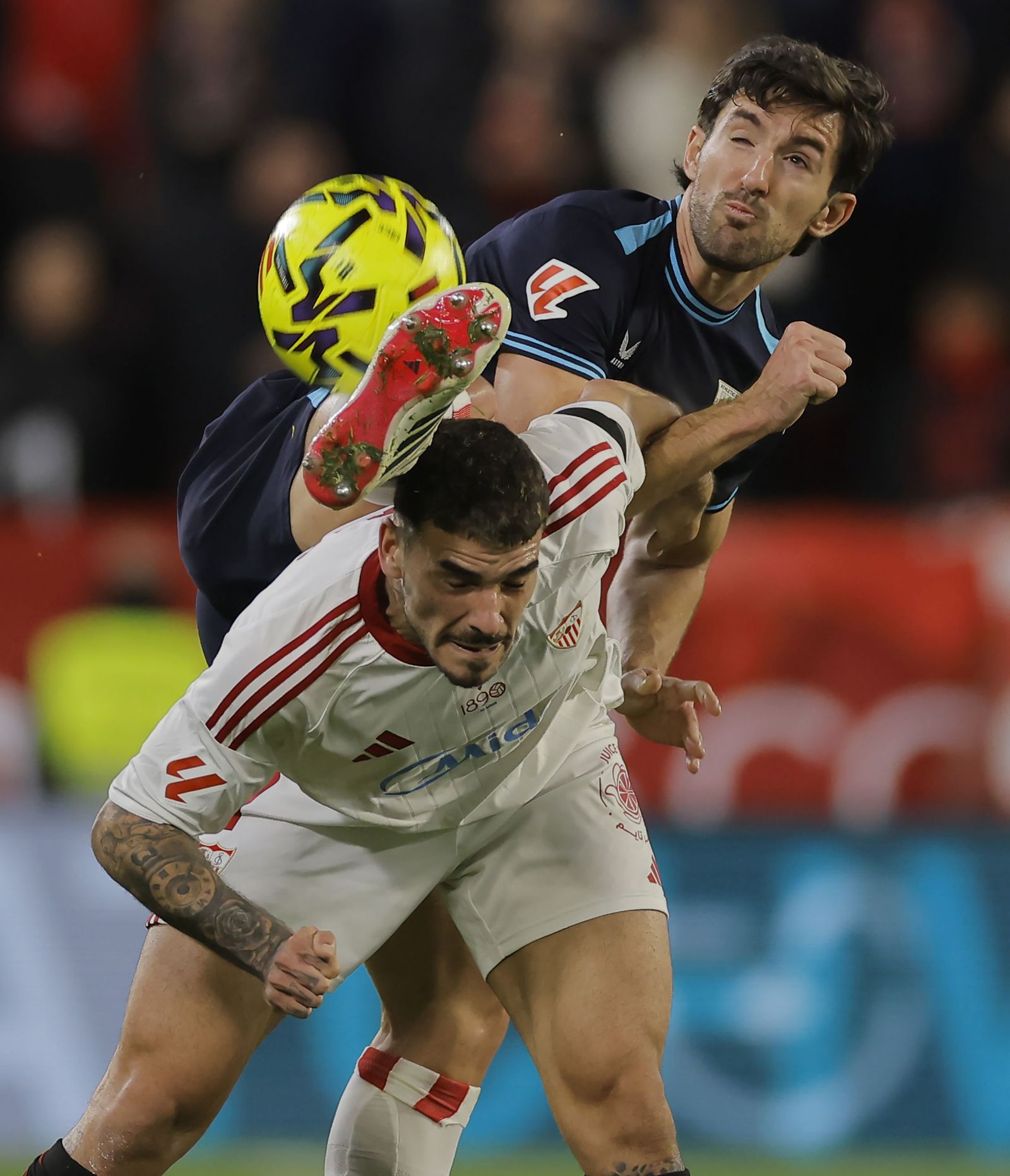 Isaac aguanta la brusquedad tremenda de Vivian.