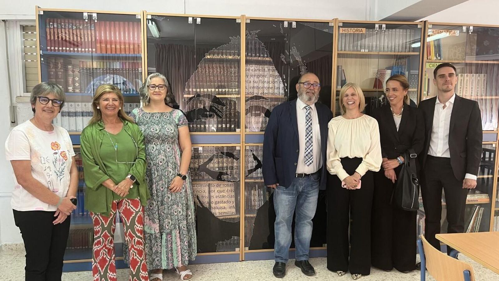 Foto de familia de la visita a la biblioteca de Isabel Paredes.