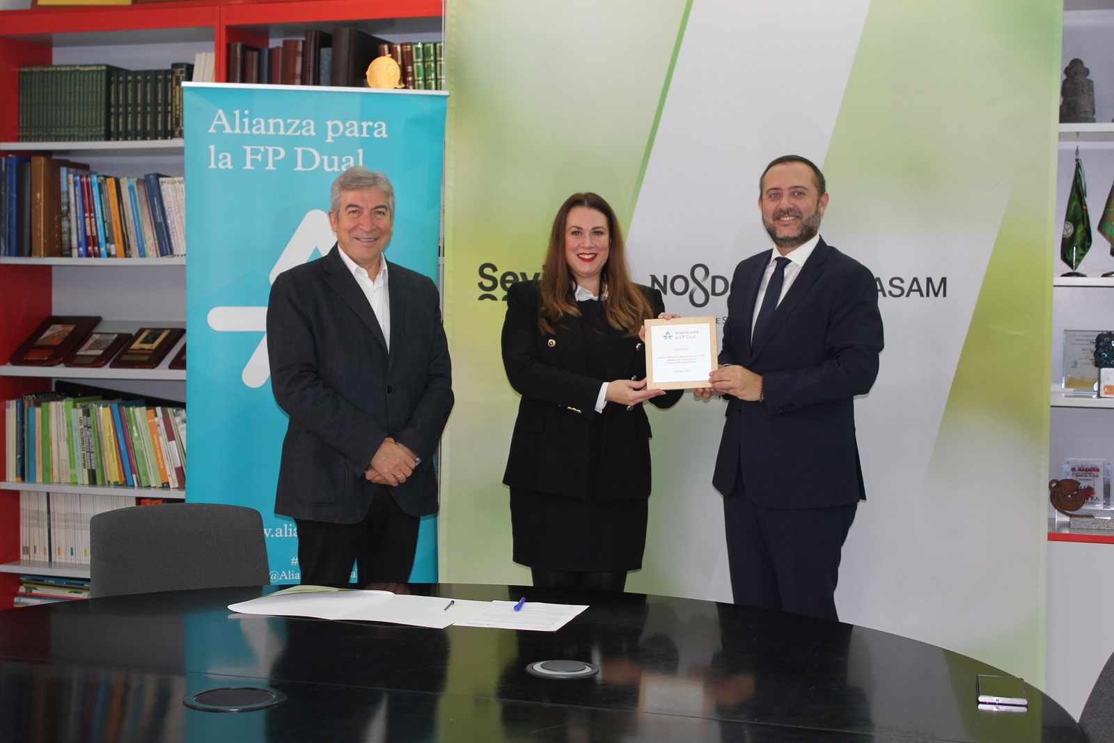 La delegada del área de Limpieza Pública y Educación y presidenta del consejo de administración de Lipasam, Marisa Gómez, del gerente de Lipasam, Lucrecio Fernández, y el representante de la Fundación Bertelsmann, Ignacio de Benito.