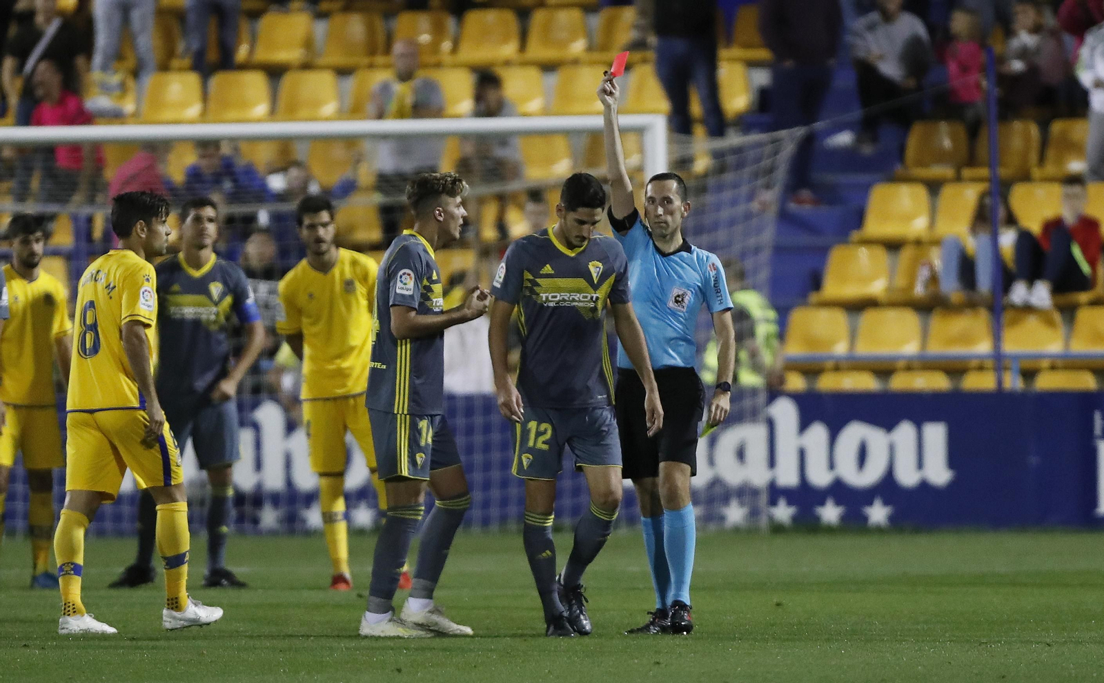 Bodiger ve la roja tras una dura entrada por detrás.