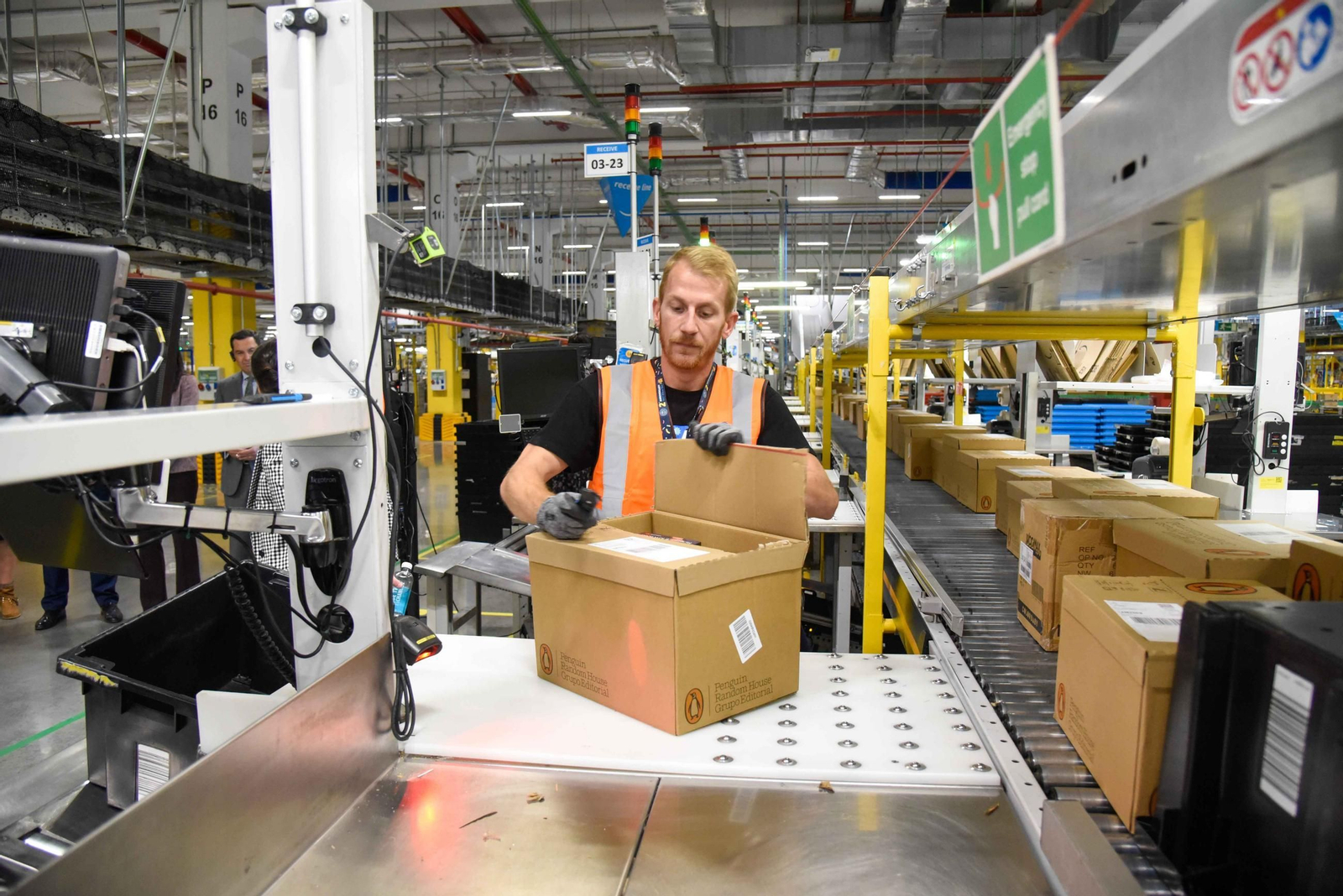 Quinto aniversario del centro de Amazon en Dos Hermanas
