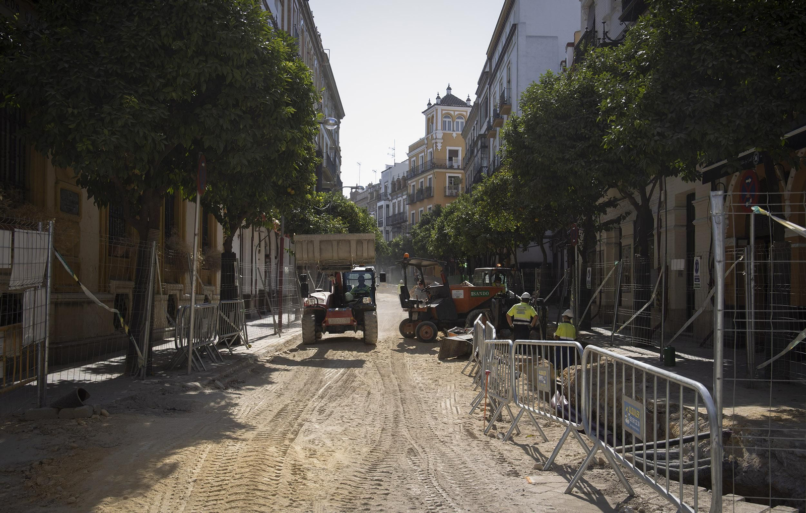 Las obras que se acometen en la calle Mateos Gago.