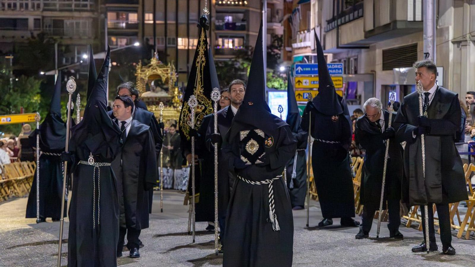 Luto y duelo en la noche del Viernes Santo, en imágenes