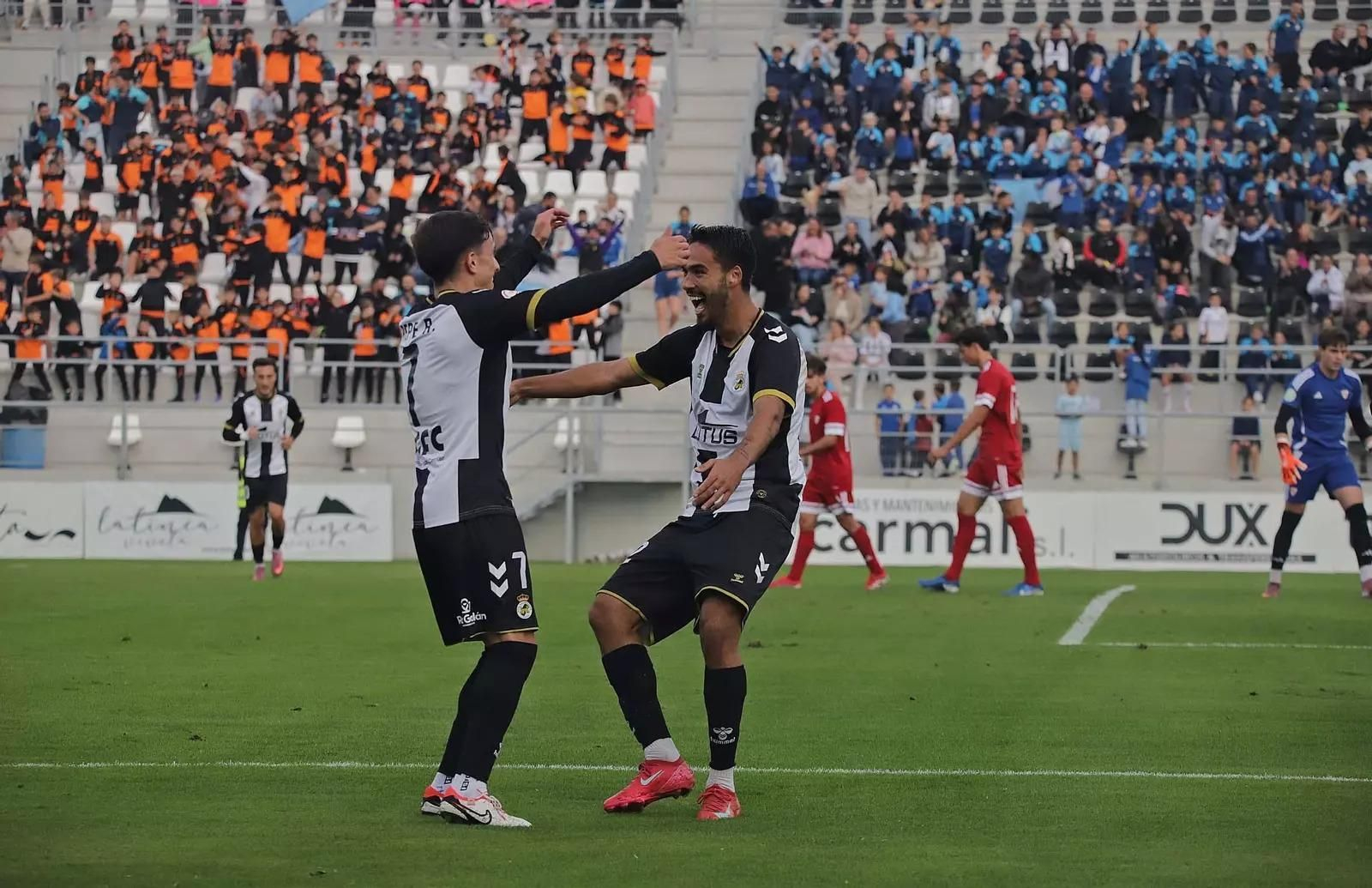 Los albinegros celebran, con numerosos jóvenes en las gradas.