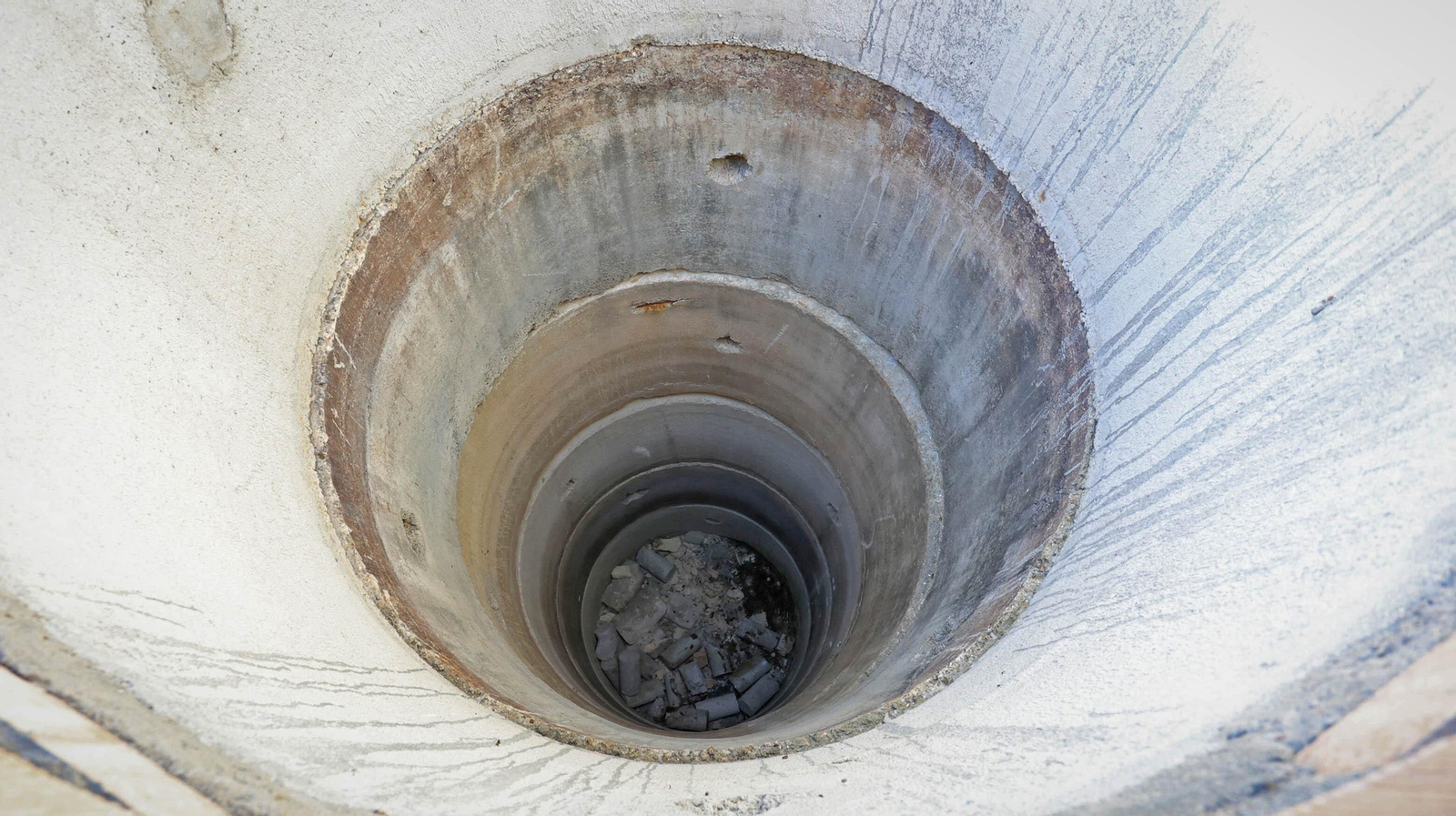 Interior del pozo donde fue hallado el cuerpo de la mujer.