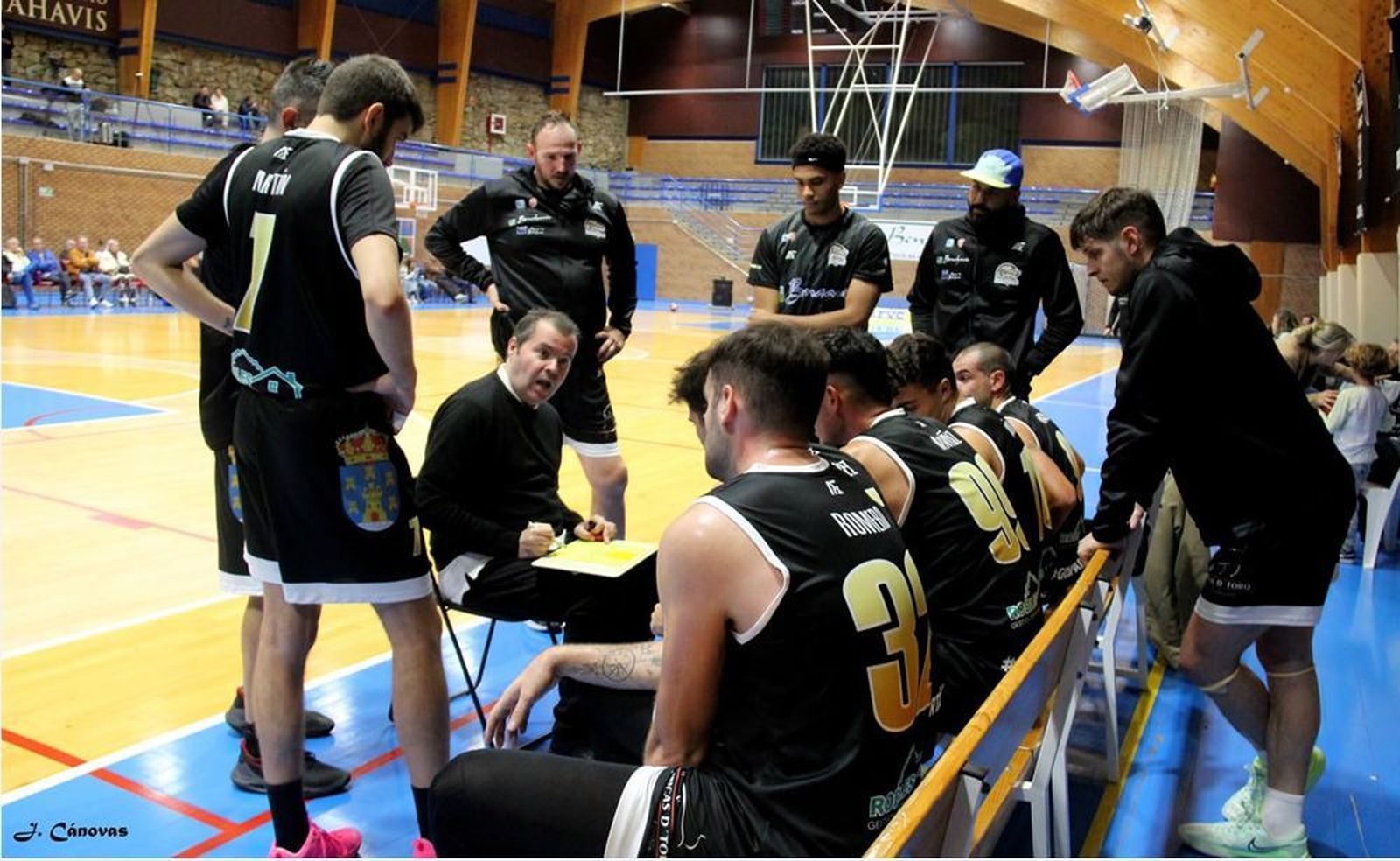 Vicente González, durante un tiempo muerto del CB Benahavís