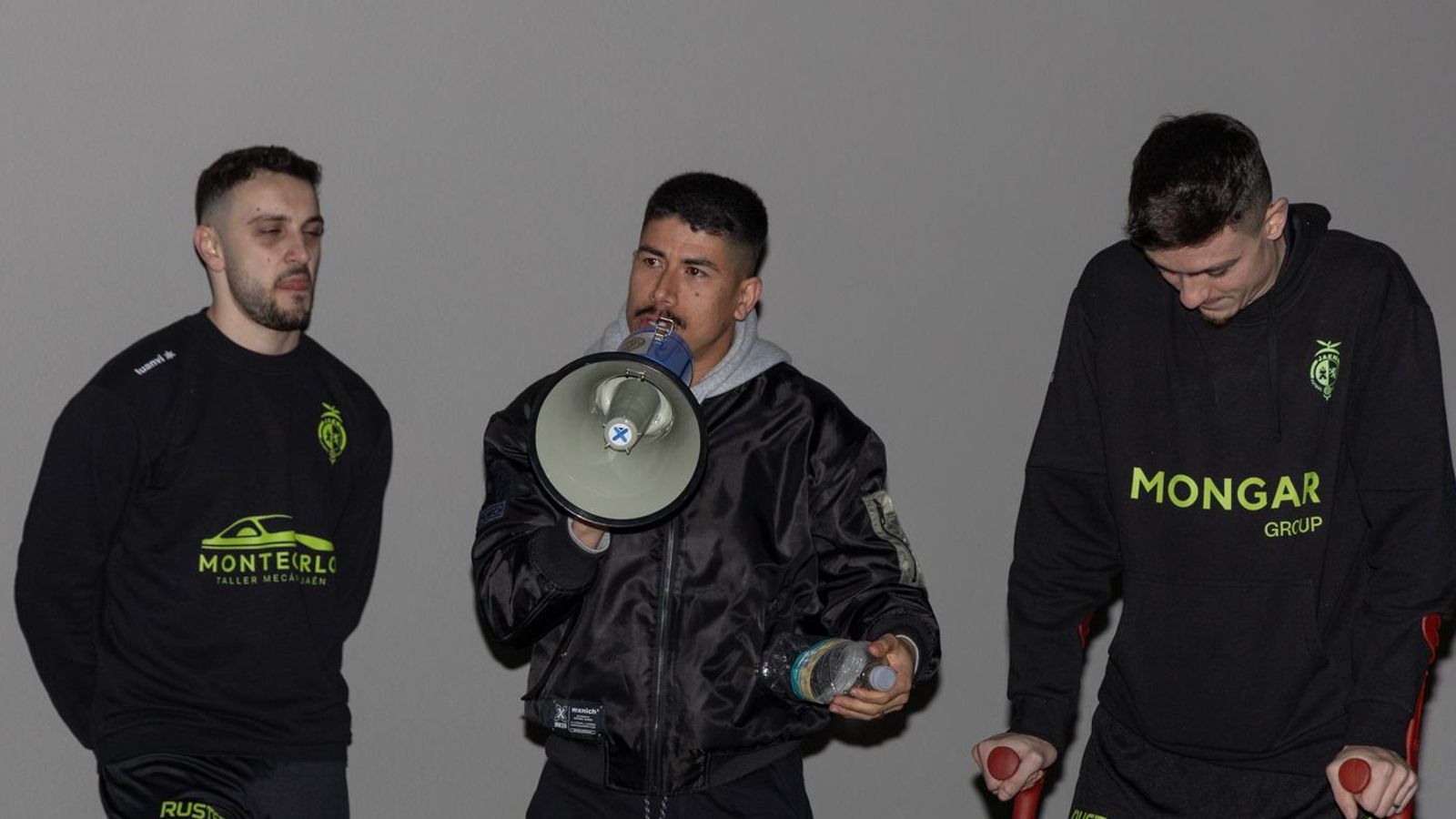 En imágenes: la Marea Amarilla alienta al Jaén Paraíso Interior FS antes de poner rumbo a la Copa de España