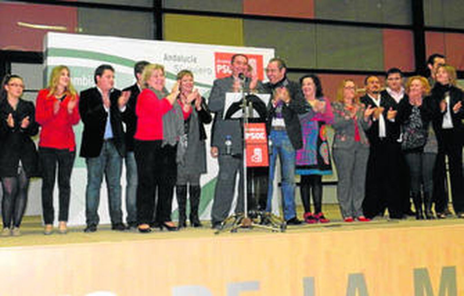 El candidato del PSOE de La Mojonera en la presentación con la consejera y el secretario general del partido.
