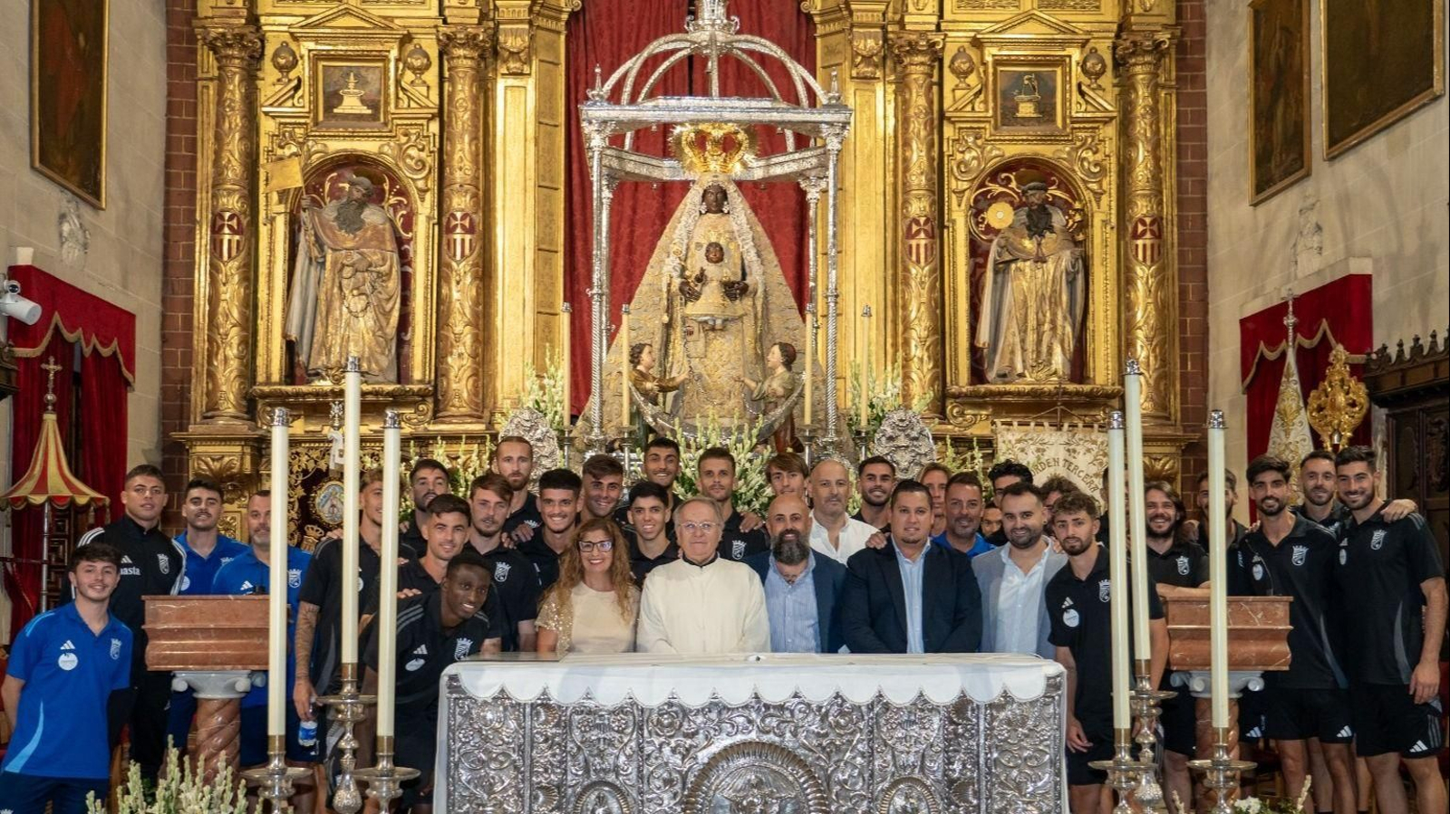 El Xerez CD ha cumplido con su tradicional ofrenda floral a la Patrona.