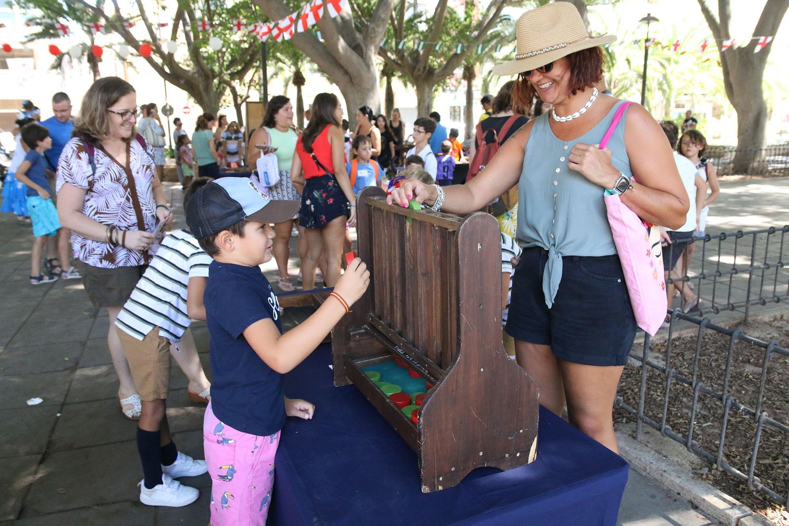 Los pequeños disfrutan descubriendo los juegos tradicionales en esta mañana de feria