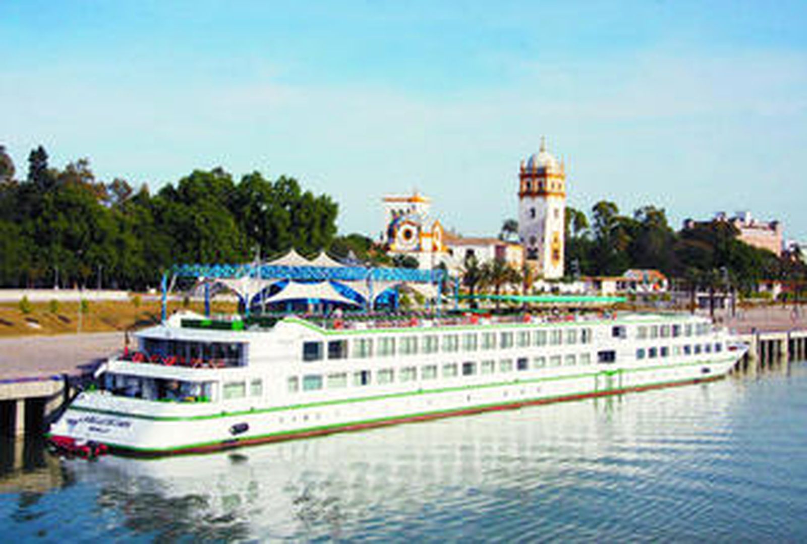 Un crucero turístico atracado en el Muelle de las Delicias de Sevilla.