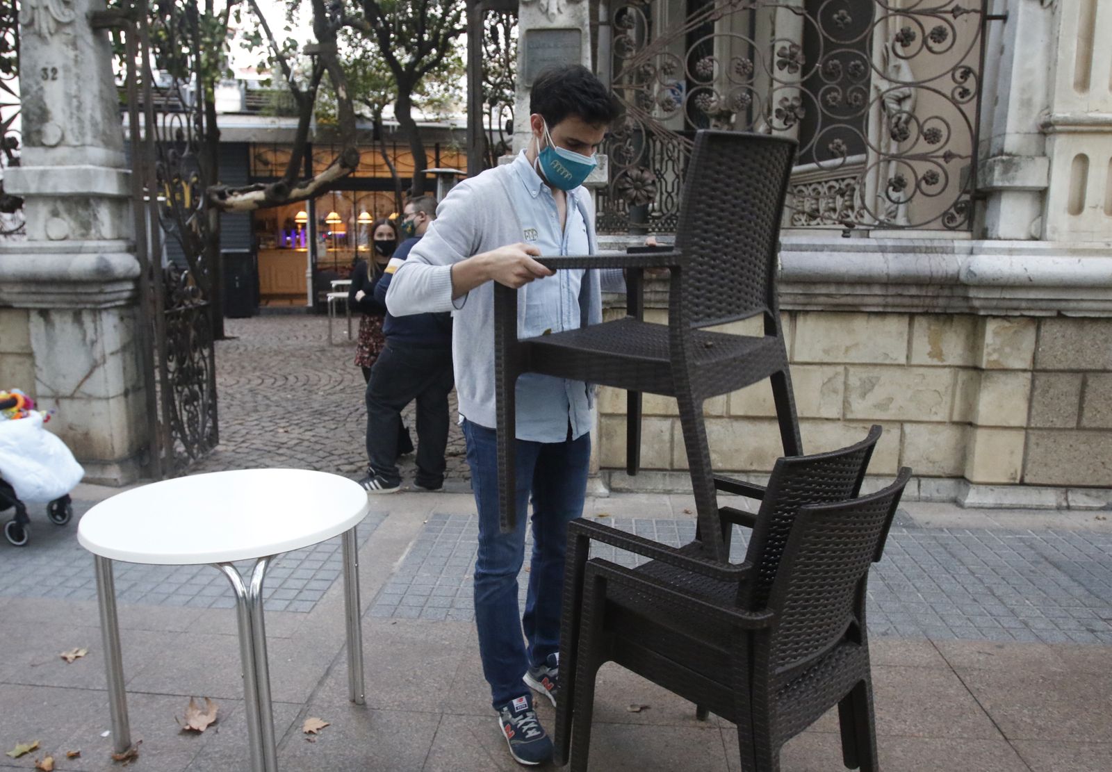 La primera tarde de cierre de bares y comercio en Córdoba, en fotografías