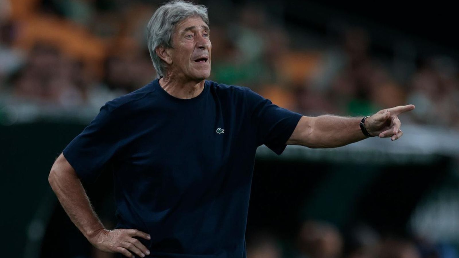 Manuel Pellegrini da instrucciones a los suyos