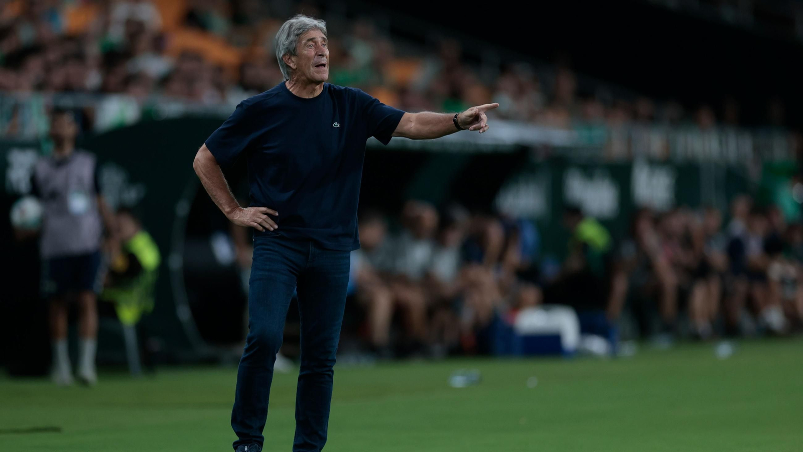 Manuel Pellegrini da instrucciones a los suyos