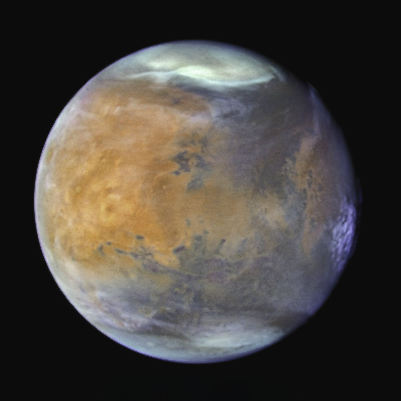 Combinación de imágenes de Marte tomadas por el telescopio espacial Hubble en 2024. Las finas nubes de hielo de agua, visibles en luz ultravioleta, dan al Planeta Rojo un aspecto helado. El gélido casquete polar norte estaba experimentando el comienzo de la primavera marciana.