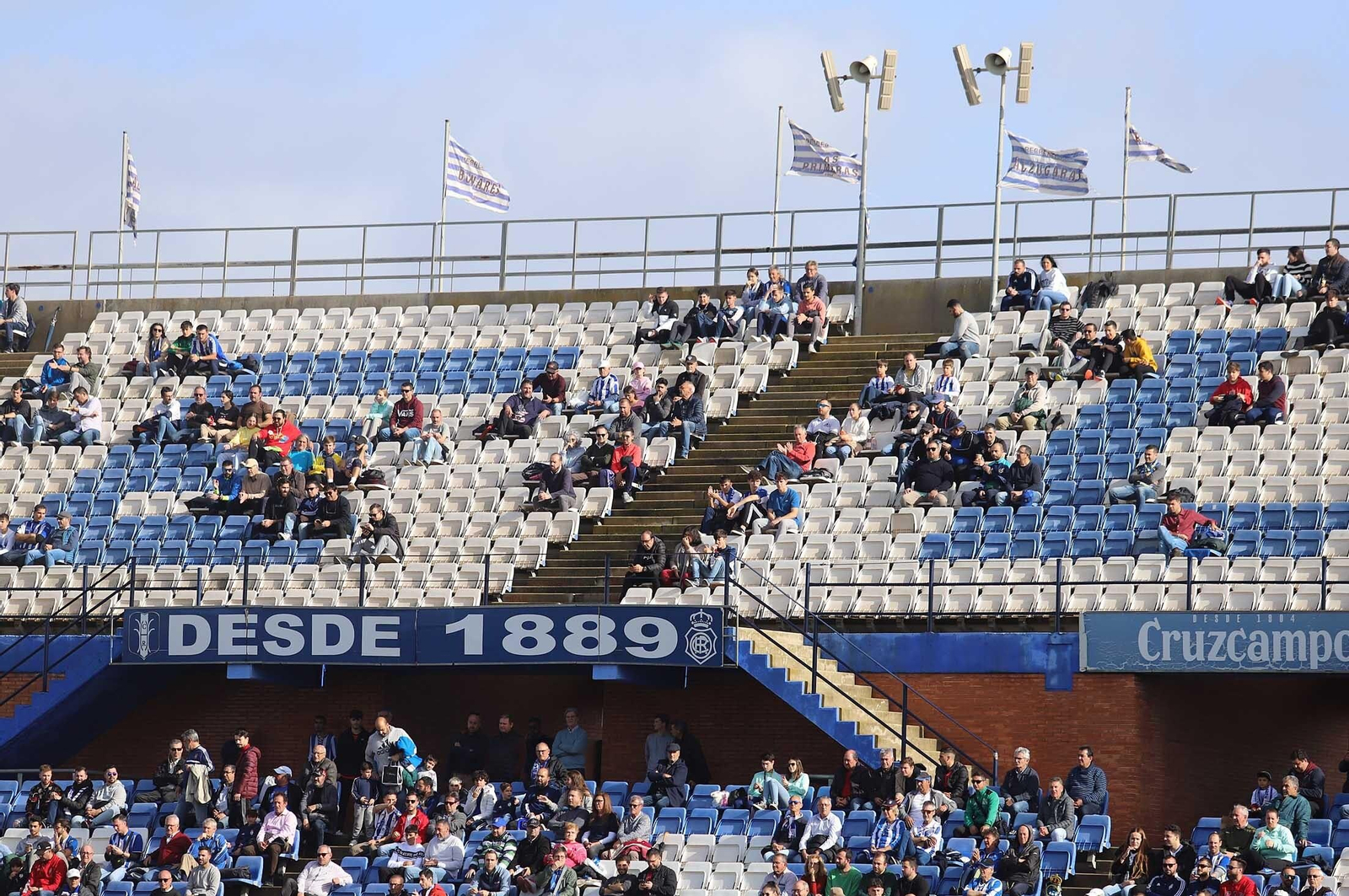 Imágenes del ambiente en las gradas del Nuevo Colombino durante el Recre-Vélez