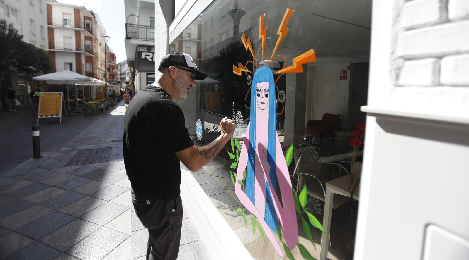 Artistas locales apelan a romper el estigma del SIDA con obras en escaparates