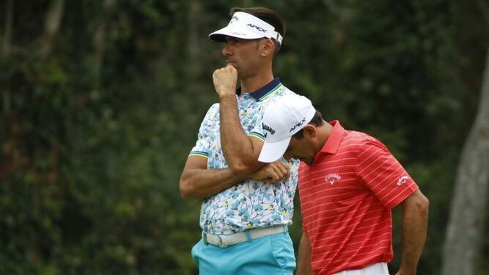 El golfista guadiareño Álvaro Quirós mira pensativo el campo.