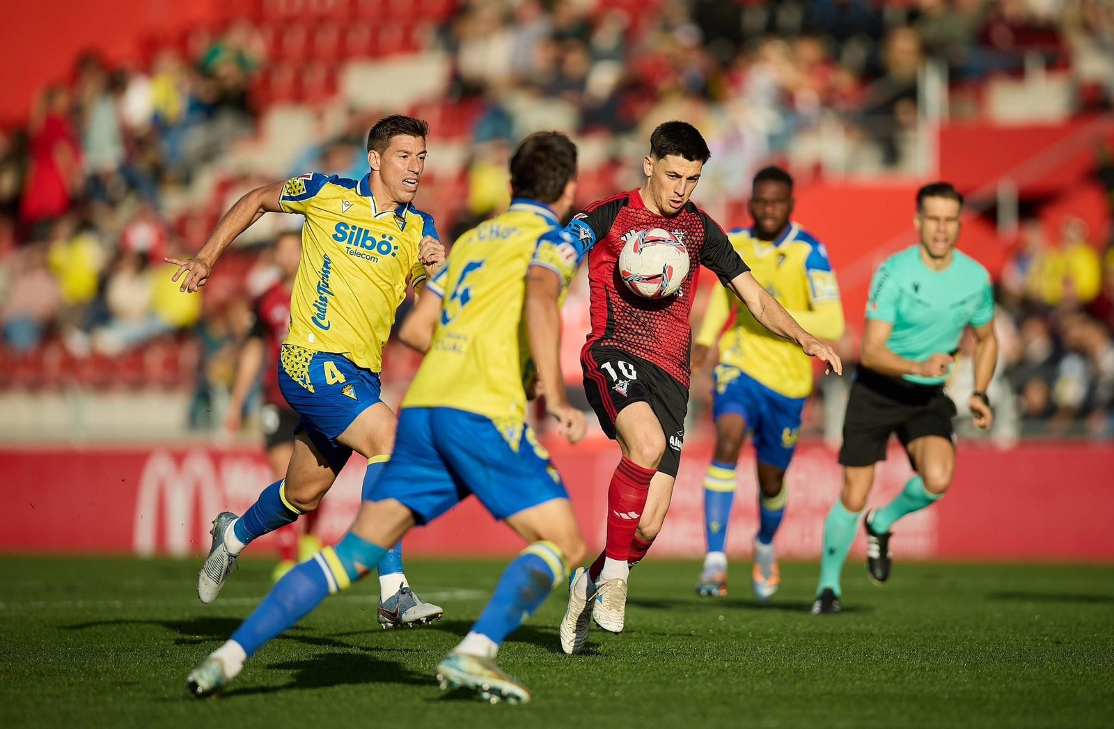 Una acción del partido entre el Mirandés y el Cádiz.