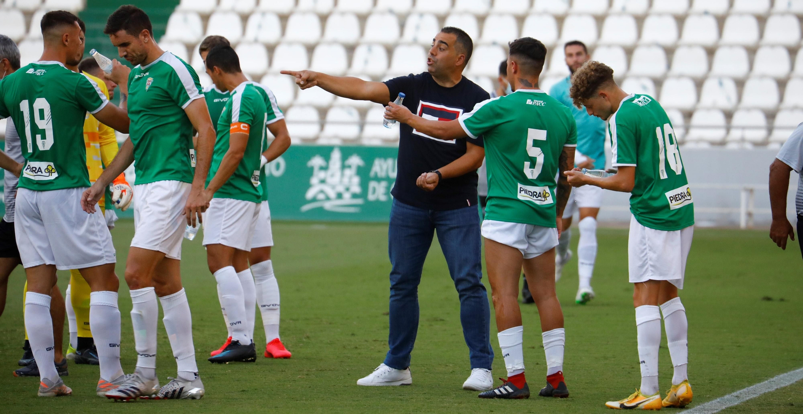 Germán Crespo corrige a Viedma en la pausa de hidratación del amistoso ante el Marbella.